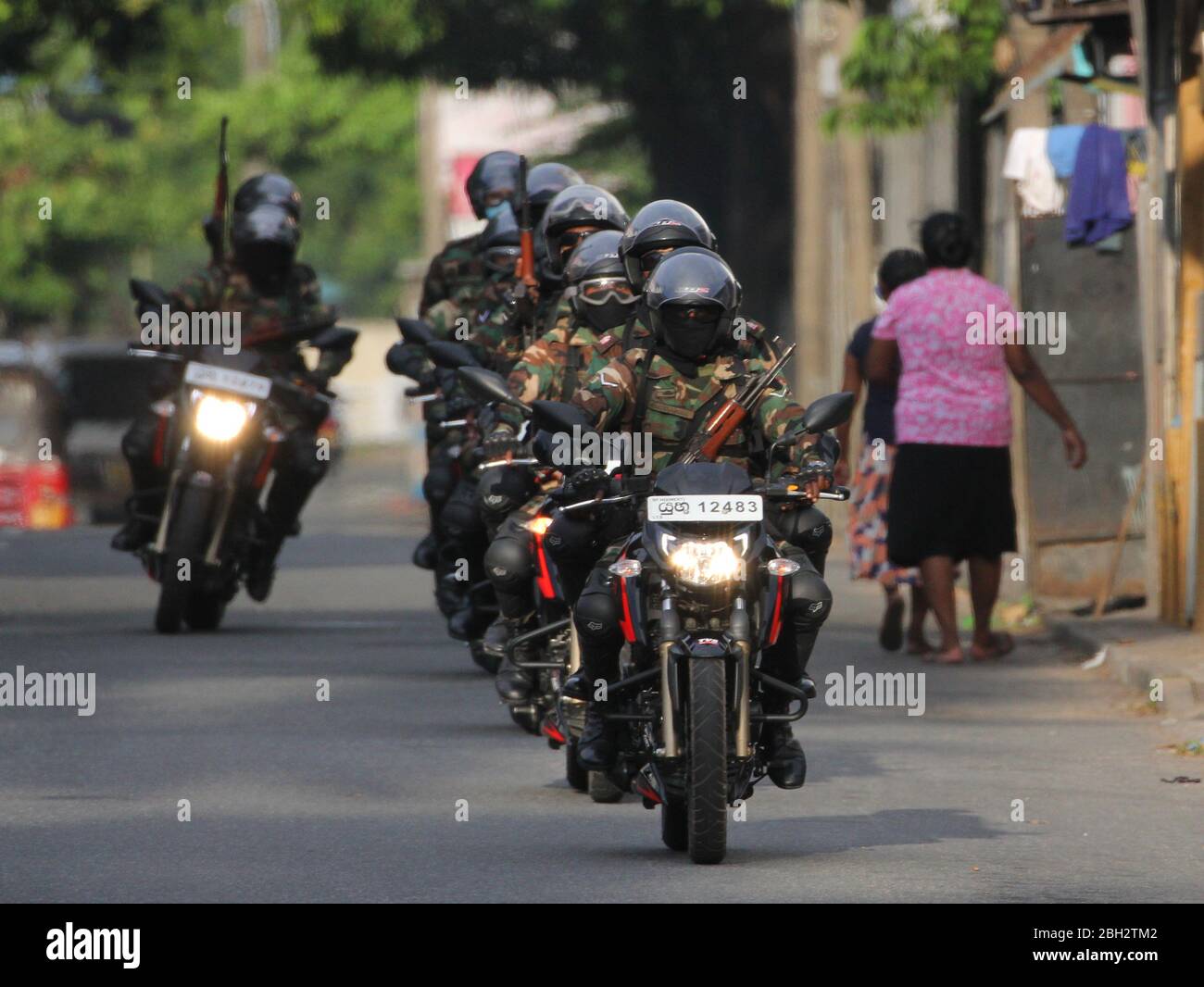 Colombo, provincia occidental, Sri Lanka. 23 de abril de 2020. Un personal del ejército de sri Lanka se pasea en motocicletas para patrullar en una calle en Colombo el 23 de abril de 2020. Crédito: Pradeep Dambarage/ZUMA Wire/Alamy Live News Foto de stock