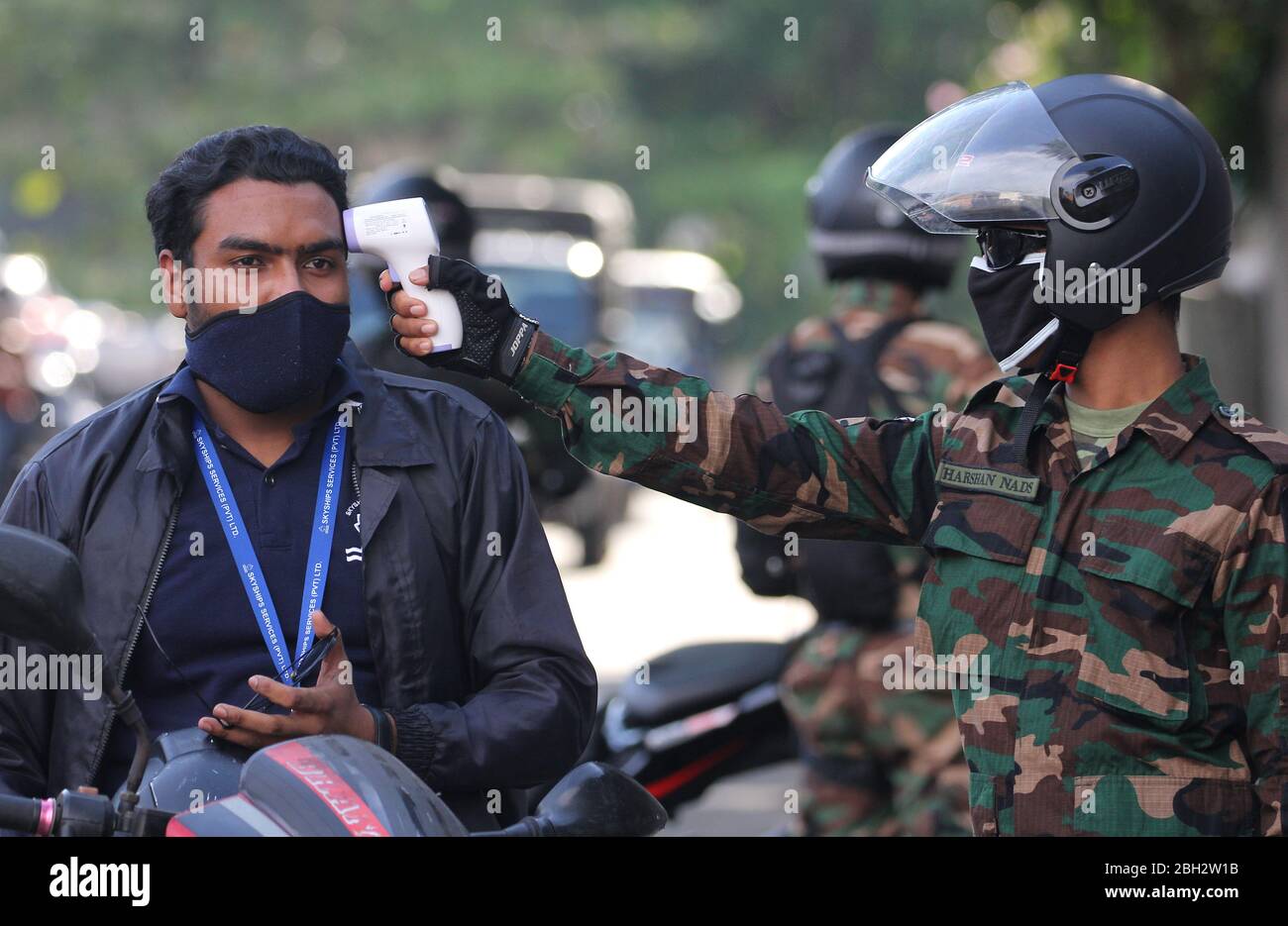 Colombo, provincia occidental, Sri Lanka. 23 de abril de 2020. Un personal del ejército de sri Lanka controla la temperatura corporal en un puesto de control en Colombo el 23 de abril de 2020. Crédito: Pradeep Dambarage/ZUMA Wire/Alamy Live News Foto de stock