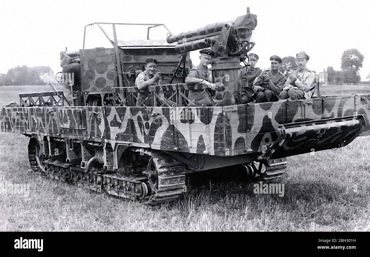 El A7V fue un tanque pesado introducido por Alemania en 1918 durante la primera Guerra Mundial. El A7V tenía 7.34 m (24 pies 1 pulg) de largo y 3 m (9 pies 10 pulg) de ancho, y la altura máxima era de 3.3 m (10 pies 10 pulg). La tripulación estaba integrada oficialmente por al menos 17 soldados y un oficial: comandante (oficial, típicamente teniente), conductor, mecánico, mecánico/señalador, 12 soldados de infantería (seis ametralladoras, seis cargadoras) y dos artilleros (pistolero principal y cargador). Los A7Vs a menudo entraron en acción con hasta 25 hombres a bordo Foto de stock