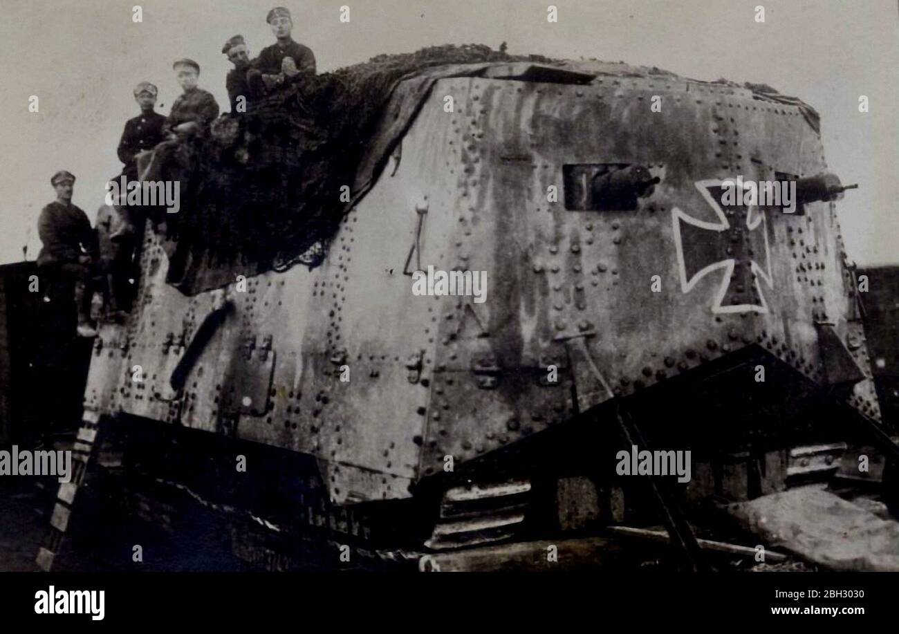 El A7V fue un tanque pesado introducido por Alemania en 1918 durante la primera Guerra Mundial. El A7V tenía 7.34 m (24 pies 1 pulg) de largo y 3 m (9 pies 10 pulg) de ancho, y la altura máxima era de 3.3 m (10 pies 10 pulg). La tripulación estaba integrada oficialmente por al menos 17 soldados y un oficial: comandante (oficial, típicamente teniente), conductor, mecánico, mecánico/señalador, 12 soldados de infantería (seis ametralladoras, seis cargadoras) y dos artilleros (pistolero principal y cargador). Los A7Vs a menudo entraron en acción con hasta 25 hombres a bordo Foto de stock