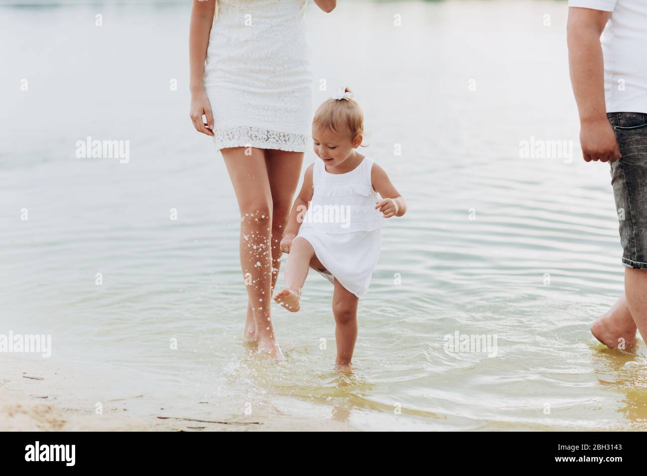 Mama Papa Hija Caminando En La Playa Cerca Del Lago Vista Hacia Abajo Vista Inferior De Las Piernas El Concepto De Vacaciones De Verano Dia De La Madre Del Padre Del Bebe