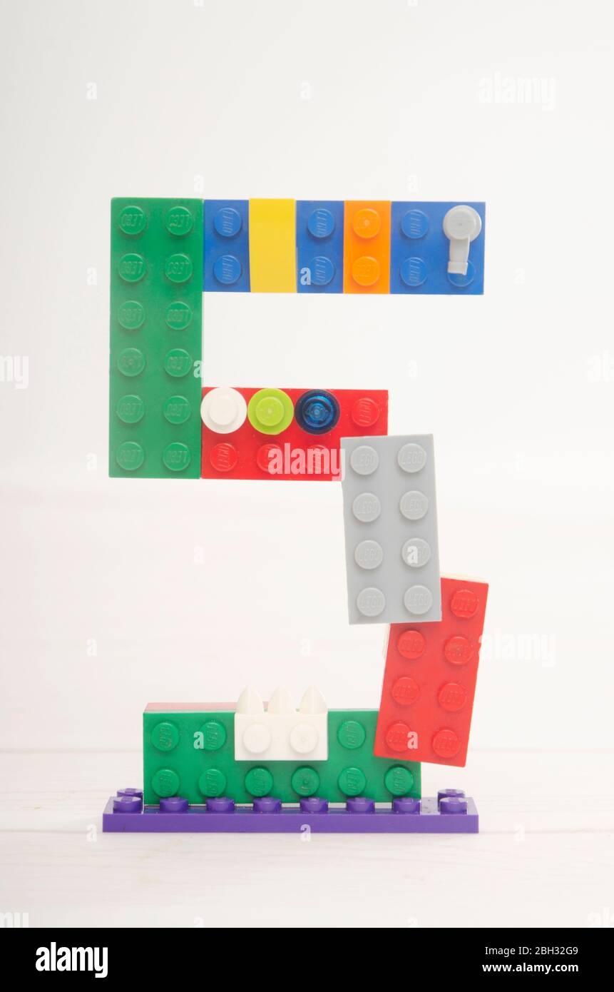 Creando número cinco ( 5 ) crear a partir de ladrillo Lego Fotografía de  stock - Alamy