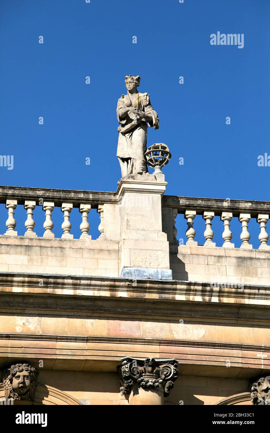 Estatua de matemáticas por Gabriel Cibber en la parte superior de la Biblioteca Wren, corte de Nvile diseñado por Christopher Wren 1695, Trinity College, Cambridge, Inglaterra Foto de stock