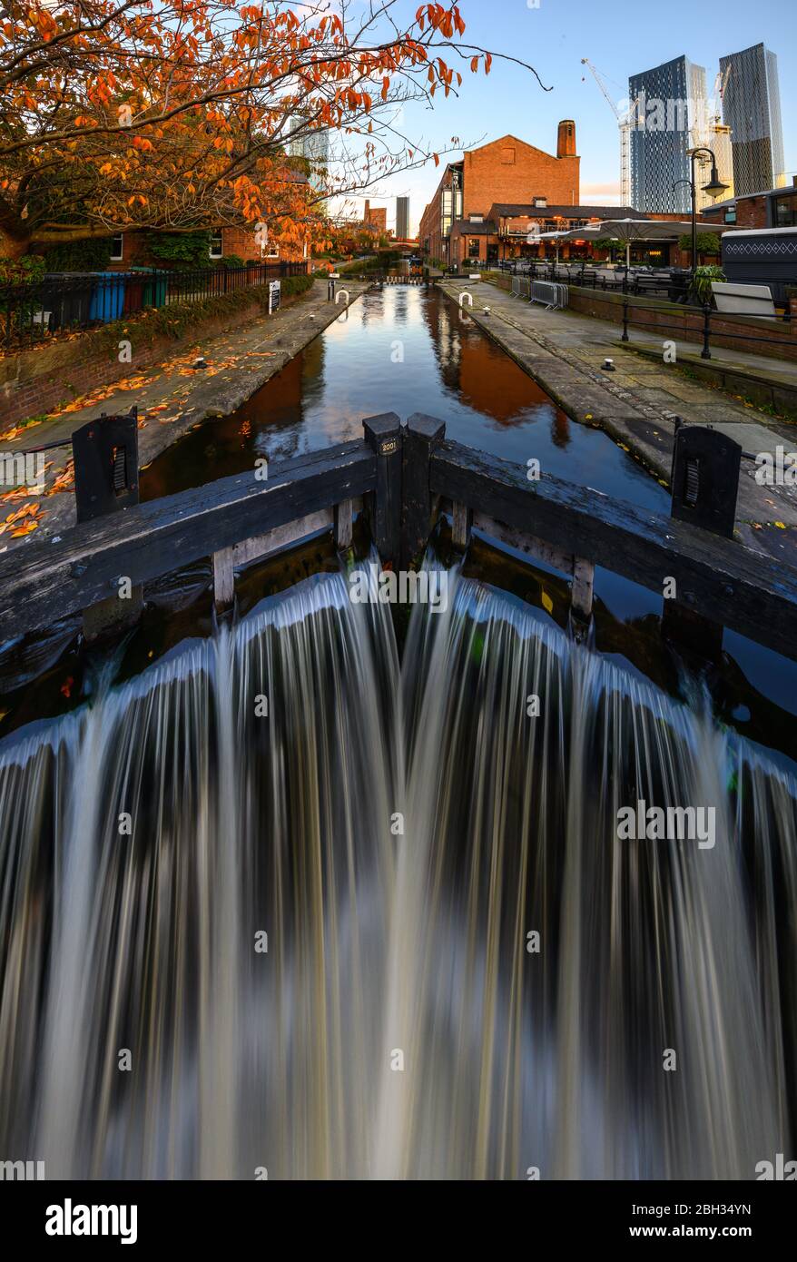 Puente del canal de agua en un área de conservación de la ciudad interior, Manchester, Inglaterra, Reino Unido Foto de stock