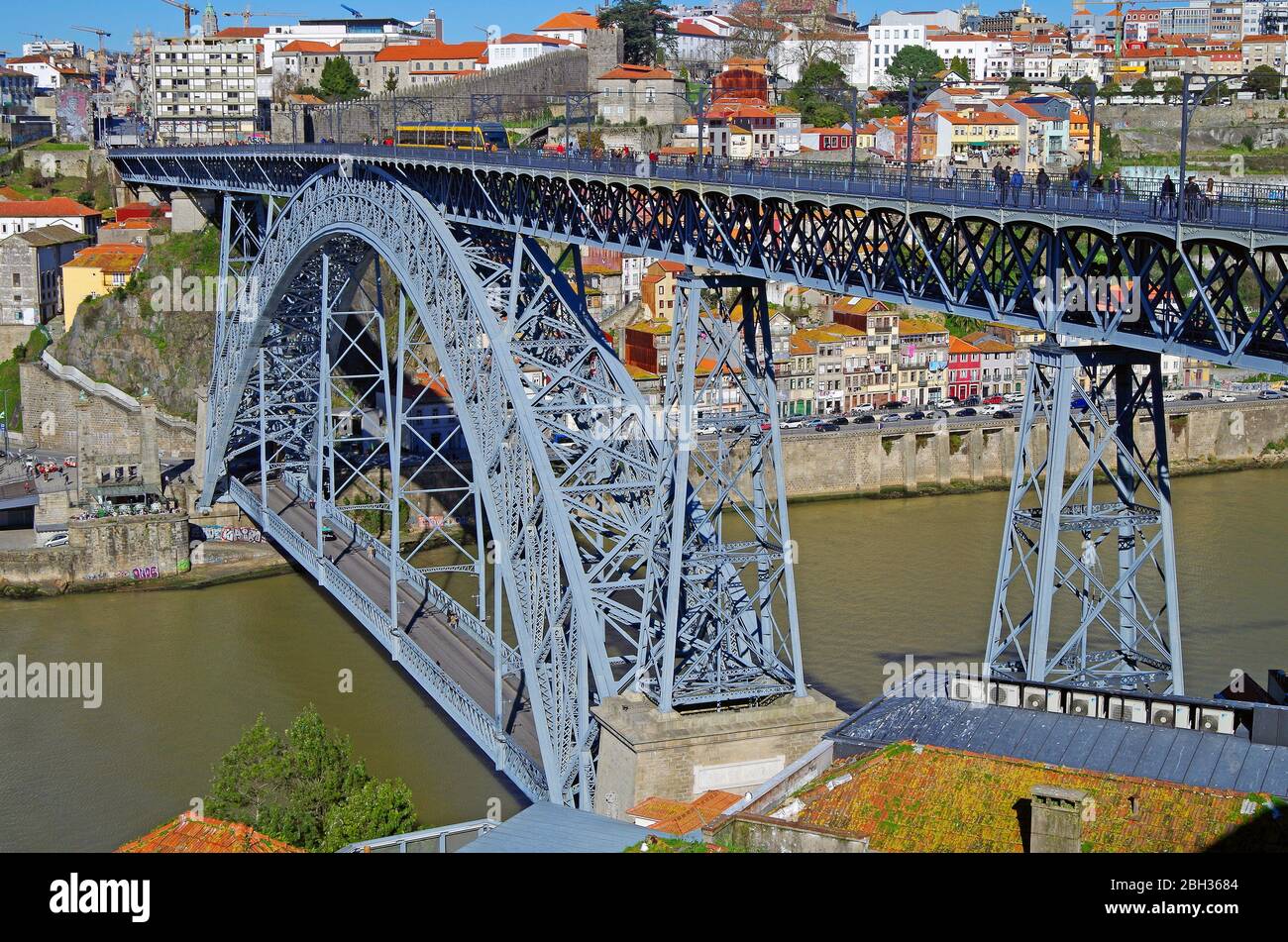 El arco de metal de doble cubierta Ponte Luis I que abarca el valle de granito del río Duero en Oporto, Portugal, desde el lado de Villa Nova de Gaia Foto de stock