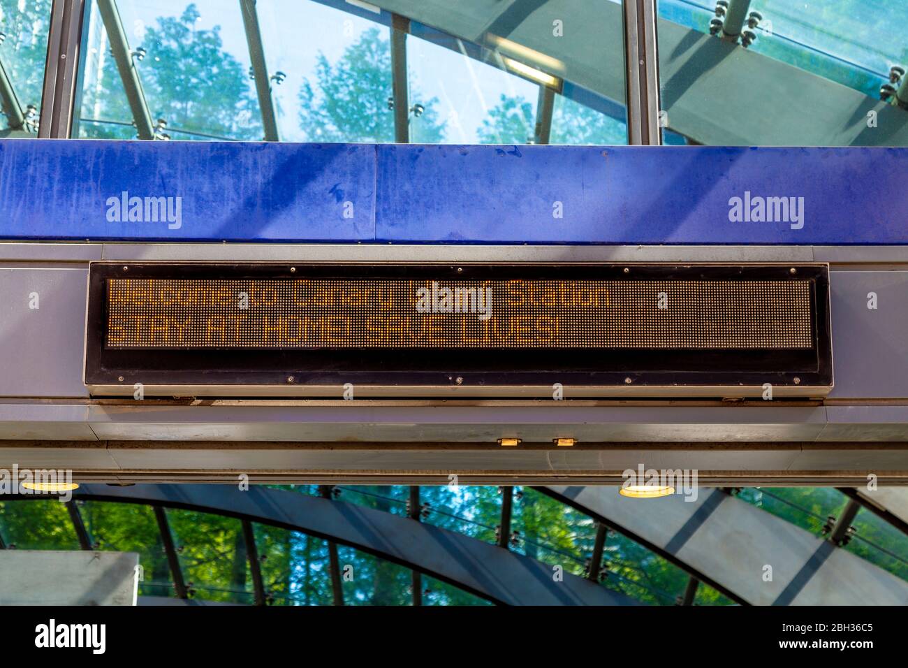 19 de abril de 2020 - Londres, Reino Unido, pantalla LED en la entrada de la estación de metro Canary Wharf que dice "Stay at home, save Lives" durante el bloqueo de la pandemia de Coronavirus Foto de stock