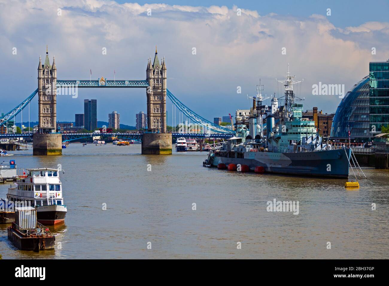 Tráfico en barco Tower Bridge Londres Inglaterra Reino Unido Capital River Thames Reino Unido Europa UE Foto de stock