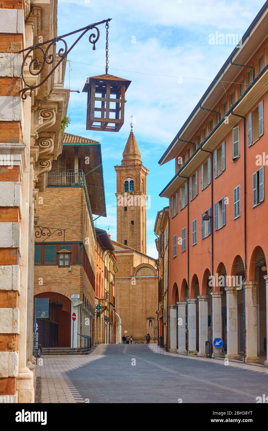 Calle antigua con iglesia al final en el casco antiguo de Cesena, Emilia-Romagna, Italia Foto de stock