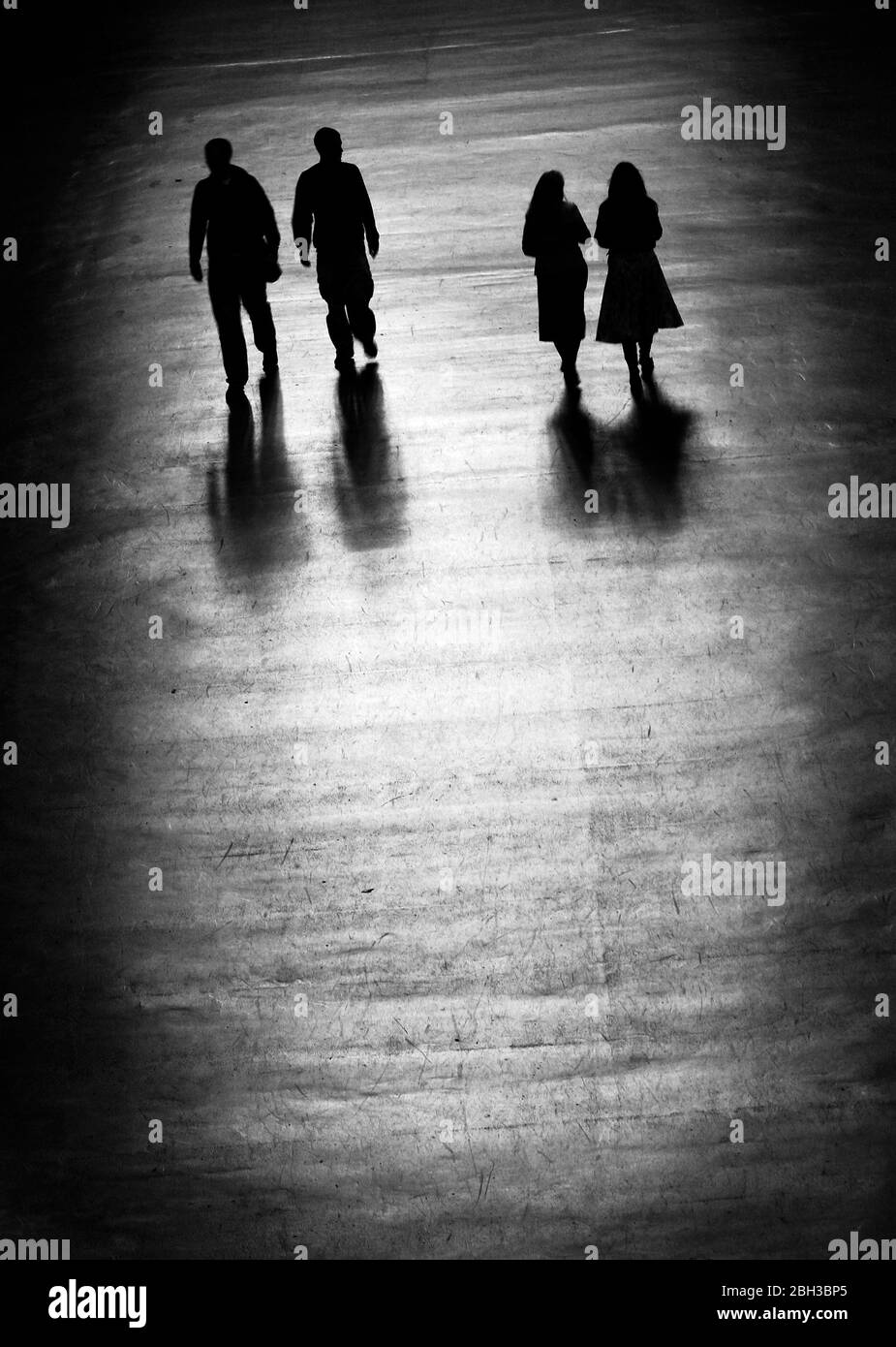 Sombras pasando en la sala de calderas Tate gallery Londres Foto de stock