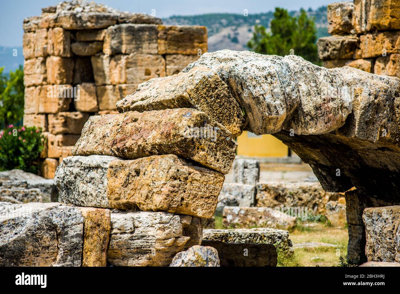 hierápolis, el teatro antiguo y todo el mundo del mundo antiguo, las piedras y el cielo Foto de stock