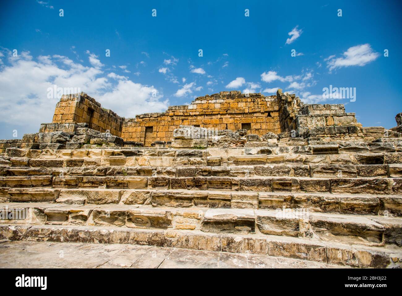 hierápolis, el teatro antiguo y todo el mundo del mundo antiguo, las piedras y el cielo Foto de stock