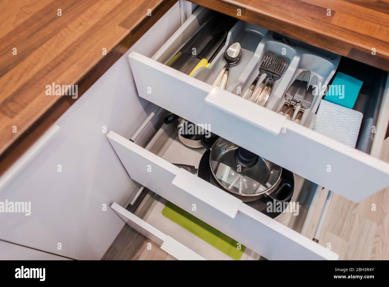 Armarios con compartimentos de para utensilios ollas y sartenes Fotografía de stock - Alamy