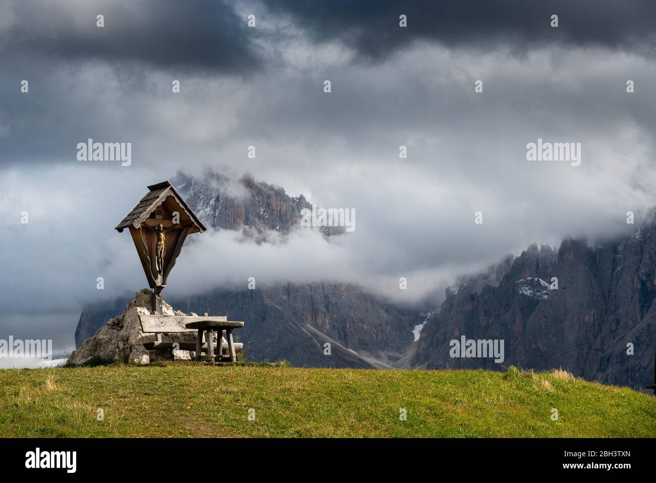 Lugar de culto con Jesucristo en una Santa cruz en el valle de Alpe di siusi dolomiti Italia Foto de stock