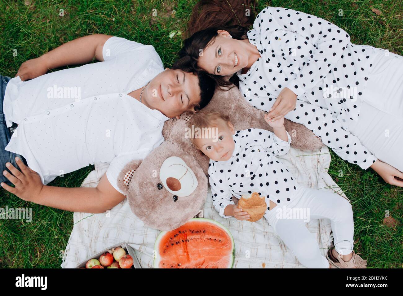 Mama Papa E Hija Acostada En El Picnic Con Oso De Peluche El Concepto De Vacaciones De Verano Dia De La Madre Del Padre Del Bebe Familia Pasando Tiempo Juntos Fotografia De Mama Papa E Hija Acostada En El Picnic Con Oso De Peluche El Concepto De Vacaciones De Verano Dia De La Madre Del Padre Del Bebe Familia Pasando Tiempo Juntos Fotografia De