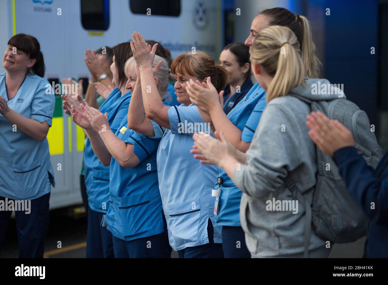 Glasgow, Reino Unido. 23 de abril de 2020. En la foto: El personal de NHS y los trabajadores de emergencia muestran su aprecio durante la campaña "Clap for our carers" - un tributo semanal a NHS y trabajadores clave durante el brote de coronavirus (COVID-19). Se anima al público a aplaudir al personal de NHS y a otros trabajadores clave de sus hogares todos los jueves a las 20.00 h. Hasta la fecha, la pandemia del Coronavirus (COVID-19) ha infectado a más de 2.6 millones de personas en todo el mundo, y en el Reino Unido ha infectado a 138,078 y ha matado a 18,738. Crédito: Colin Fisher/Alamy Live News Foto de stock