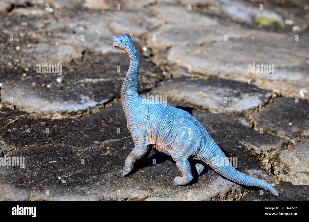 réplica de dinosaurio de juguete en un entorno natural al aire libre. Foto de stock