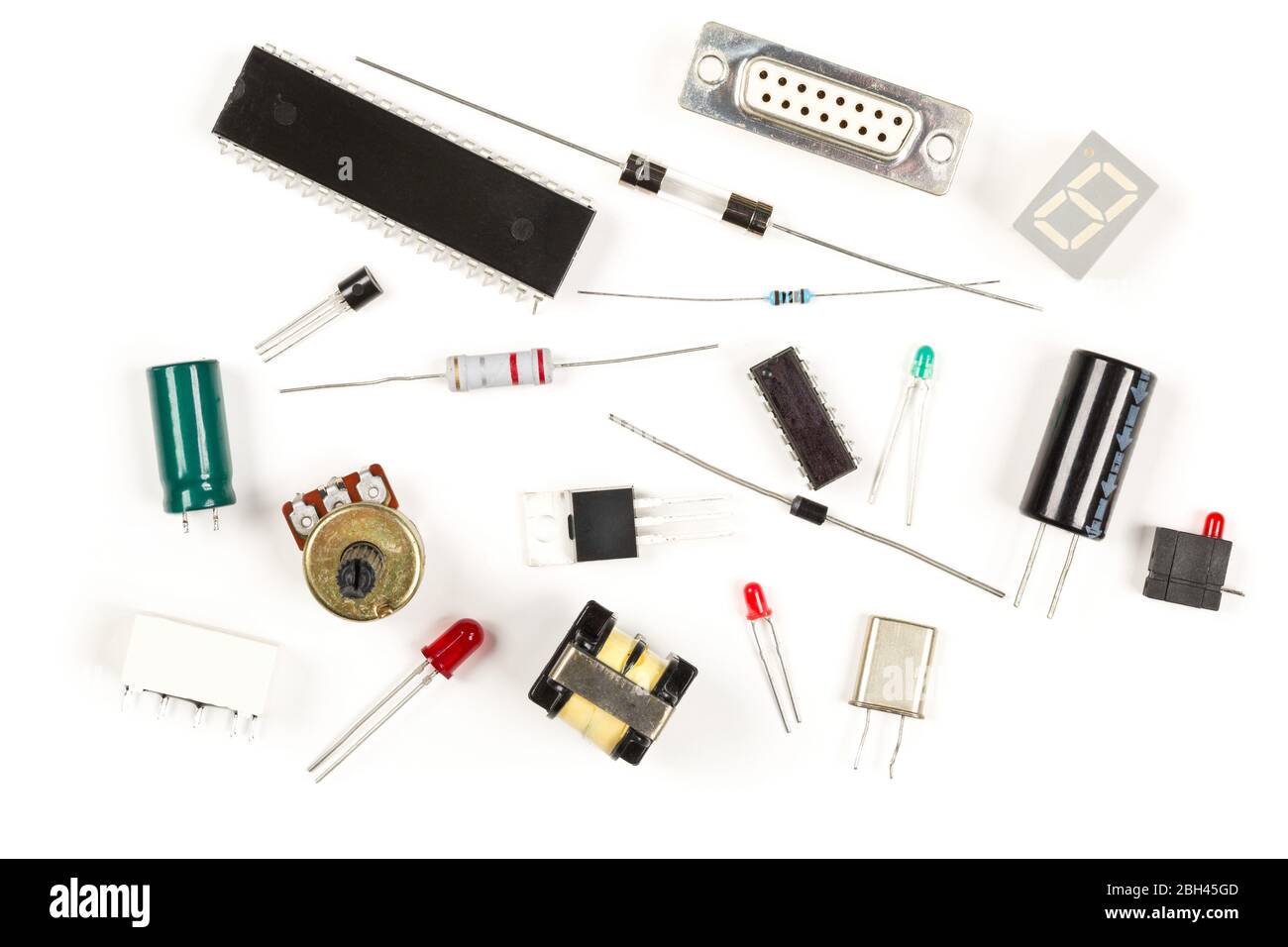 Diferentes partes electrónicas o componentes sobre fondo blanco con  resistencias, condensadores, diodos y chips ic, vista plana desde arriba  Fotografía de stock - Alamy