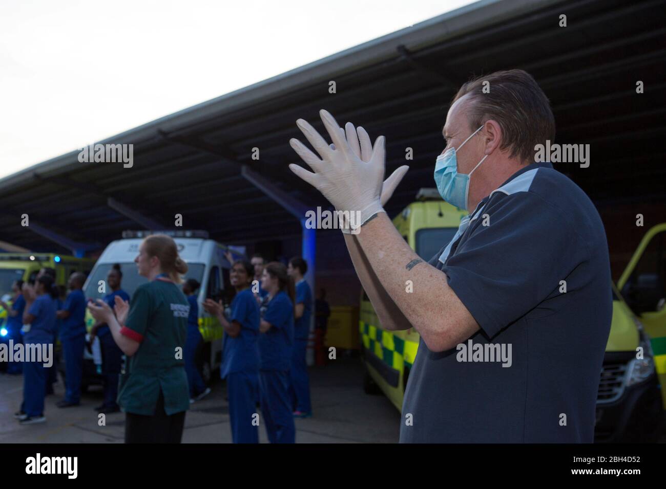 Londres, Reino Unido. 23 de abril de 2020. El personal del hospital sale de Homerton University Hospital Foundation Trust en el este de Londres y es recibido por una pequeña multitud. Aplaudir a los cuidadores, para decir gracias a NHS y otros trabajadores y cuidadores clave. El "bloqueo" continúa en Hackney debido al brote de COVID-19. Crédito: Marcin Nowak/Alamy Live News Foto de stock