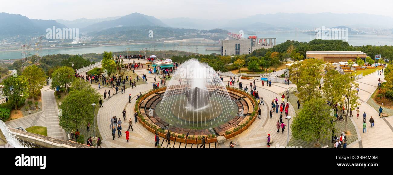 Vista de la presa De Las Tres Gargantas y centro de visitantes en Sandouping, Sandouping, Hubei, China, Asia Foto de stock