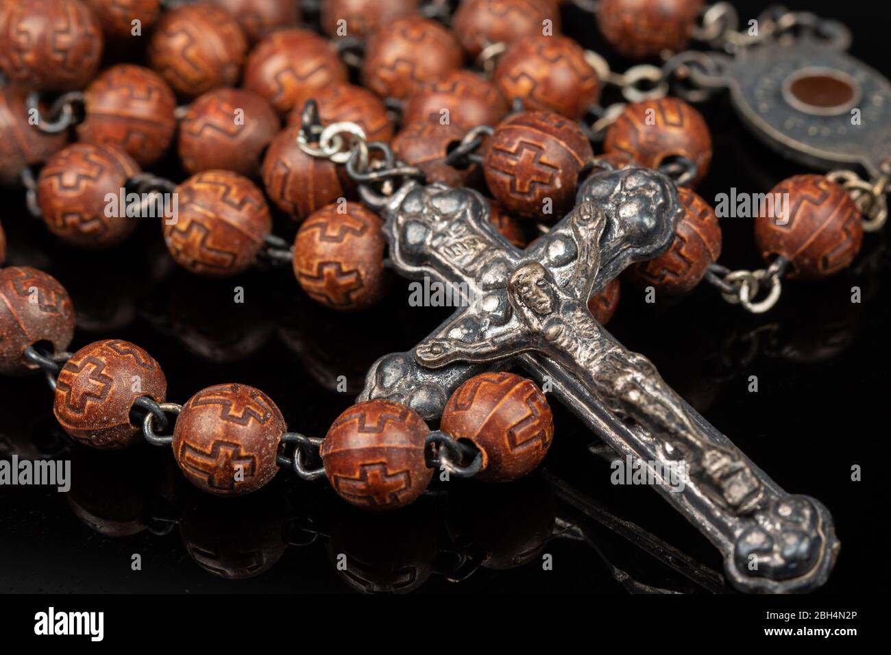 Símbolo religioso de rosario católico sin cuello Fotografía de stock - Alamy