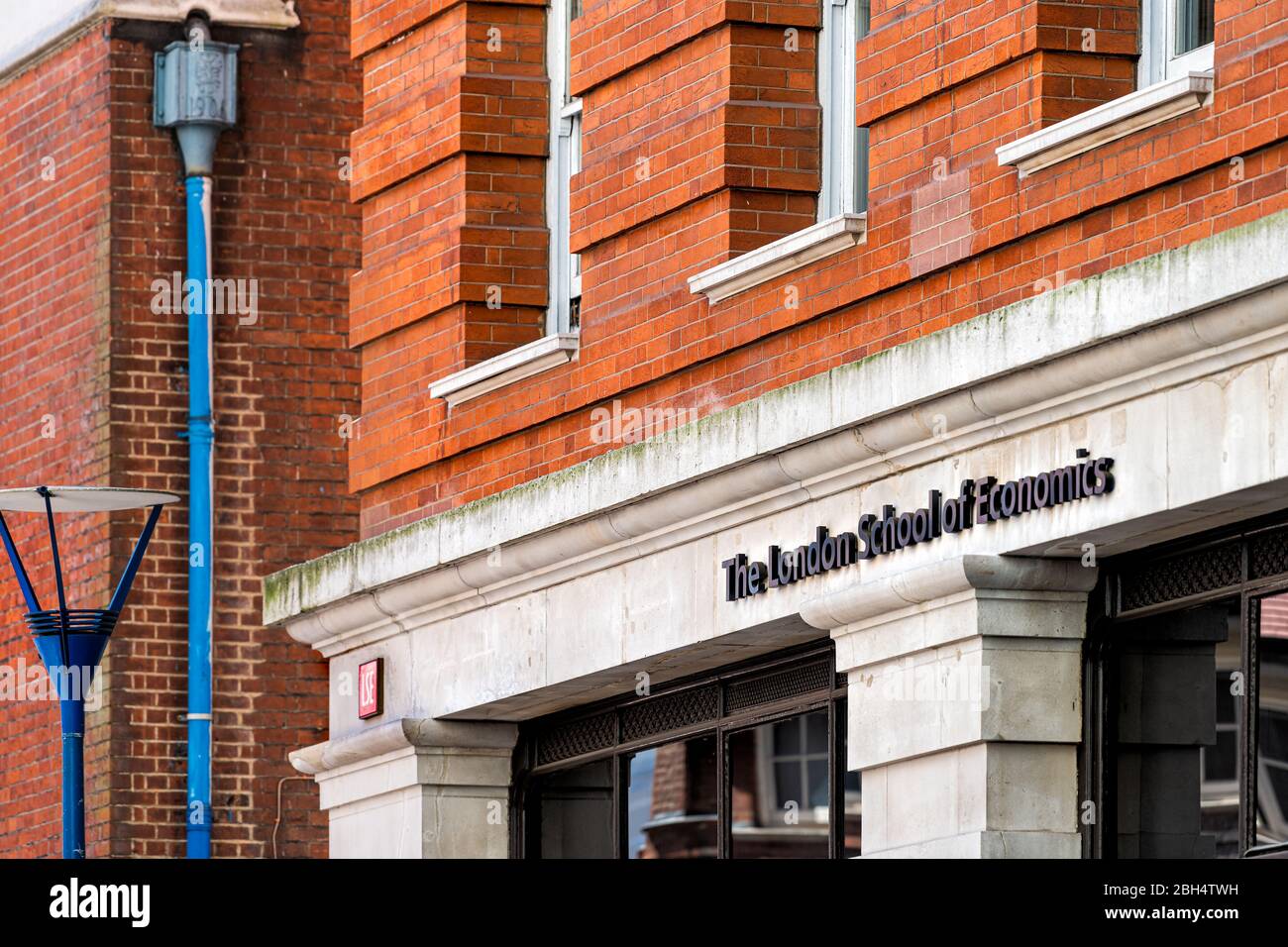 Londres, Reino Unido - 26 de junio de 2018: Edificio para la Escuela de Economía de Londres colegio universitario empresa signo rojo logotipo LSE cierre y entrada Foto de stock