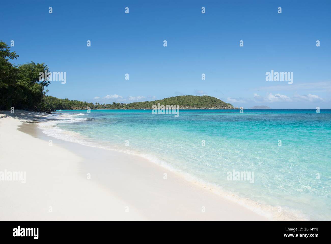 Playa en Hawksnest Bay en St. John, Islas Vírgenes Foto de stock
