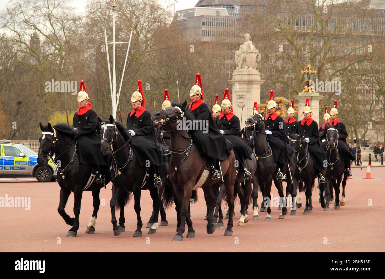 Los miembros de la Caballería Doméstica participan en el Cambio de Guardia en el Palacio de Buckingham en Londres, Inglaterra el 13 de marzo de 2020 en Londres, Inglaterra Foto de stock