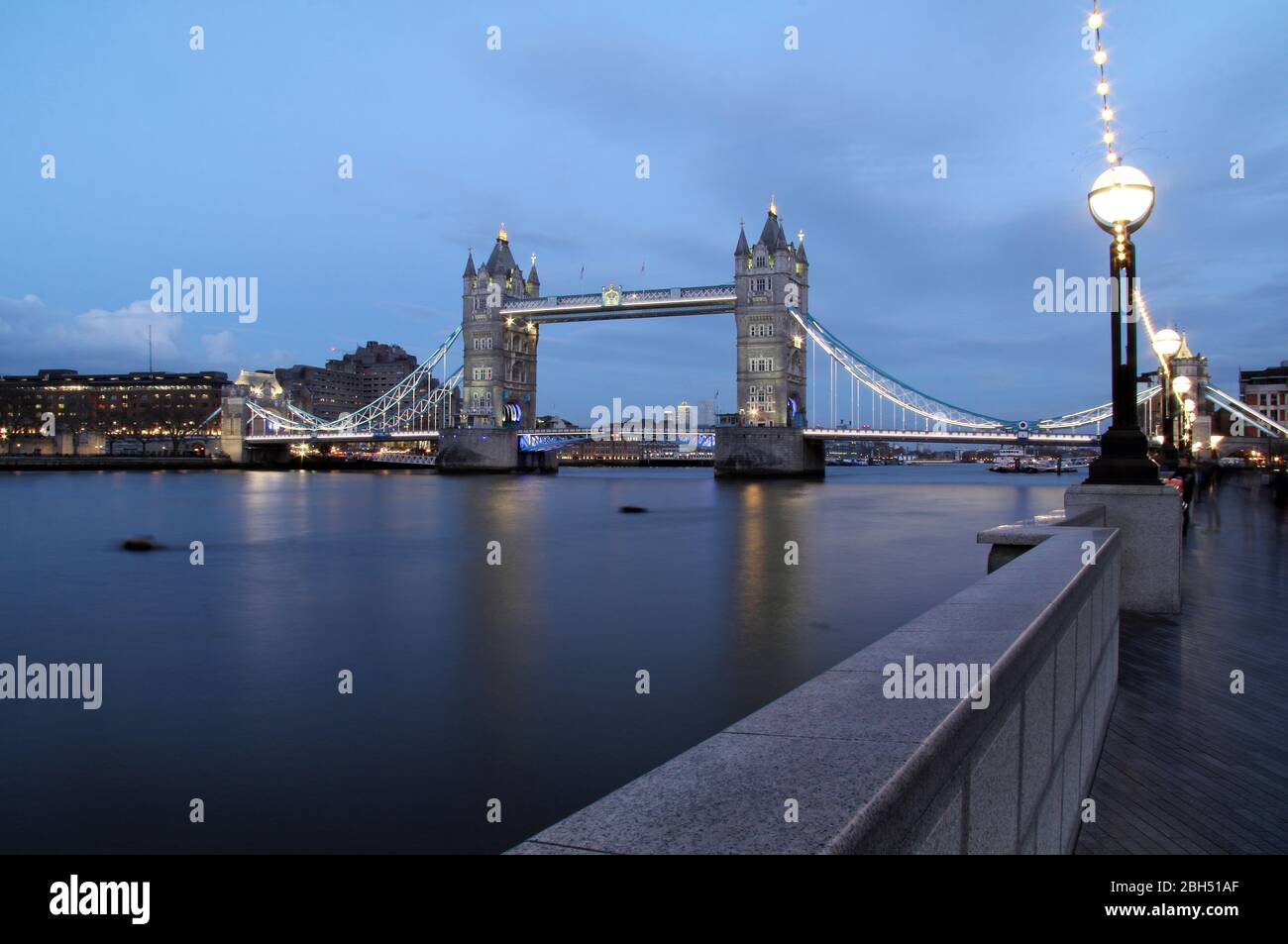 El mundialmente famoso Puente de Londres está a guardia sobre el río Támesis en la ciudad de Londres, Inglaterra el 13 de marzo de 2020 en Londres, Inglaterra Foto de stock