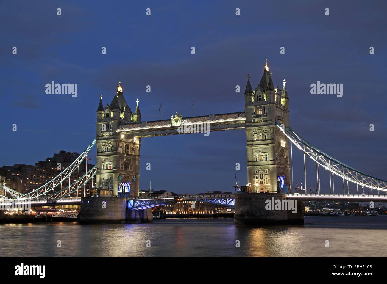 El mundialmente famoso Puente de Londres está a guardia sobre el río Támesis en la ciudad de Londres, Inglaterra el 13 de marzo de 2020 en Londres, Inglaterra Foto de stock
