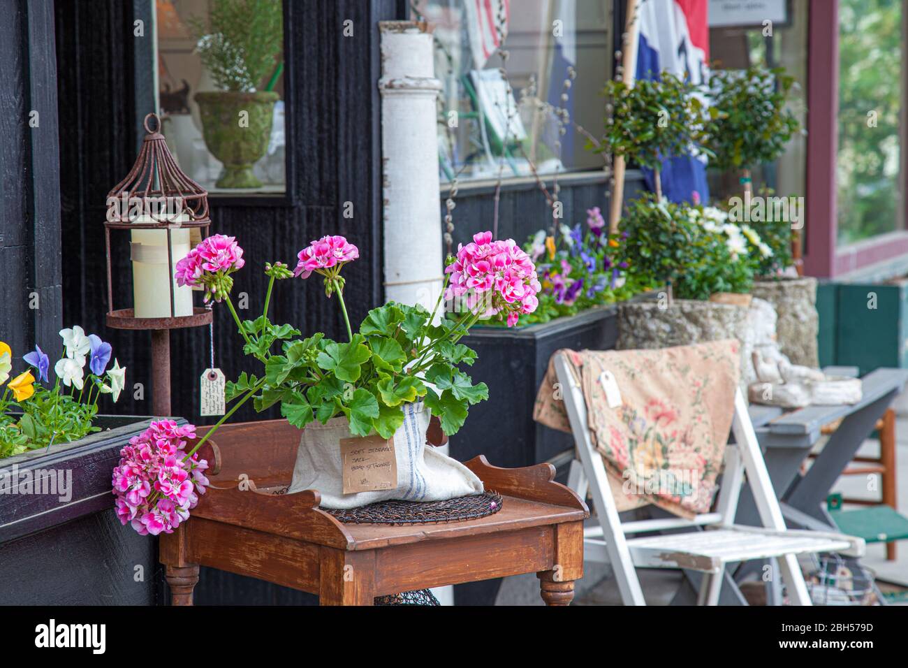 Flores y un frente de tienda en Peterborough, New Hampshire Foto de stock