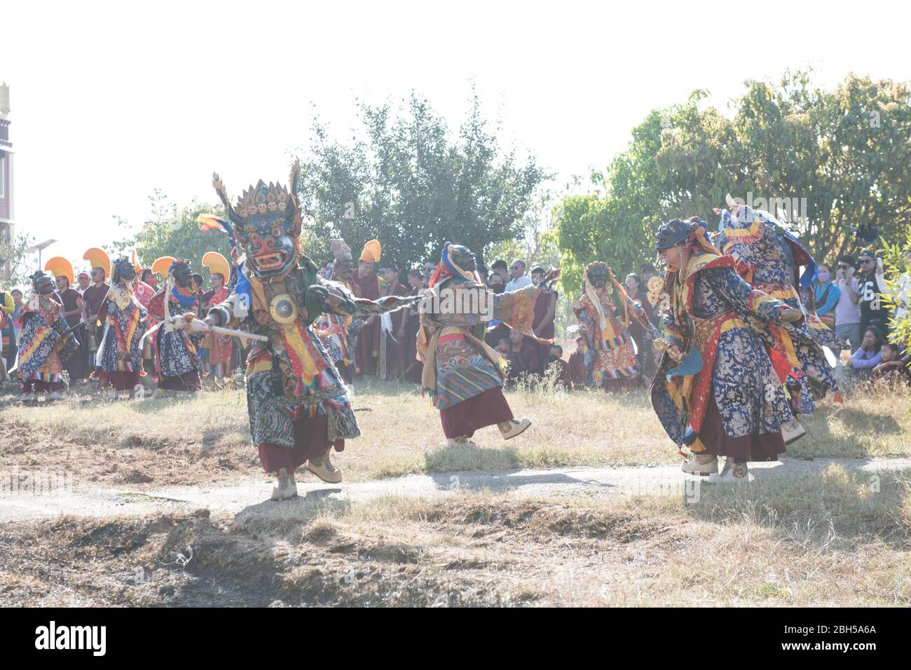 Cham danza realizada con máscaras por monjes tibetanos durante Losar (año Nuevo Tibetano) en el asentamiento Tibetano Gurupura, Karnataka, India del Sur. Foto de stock