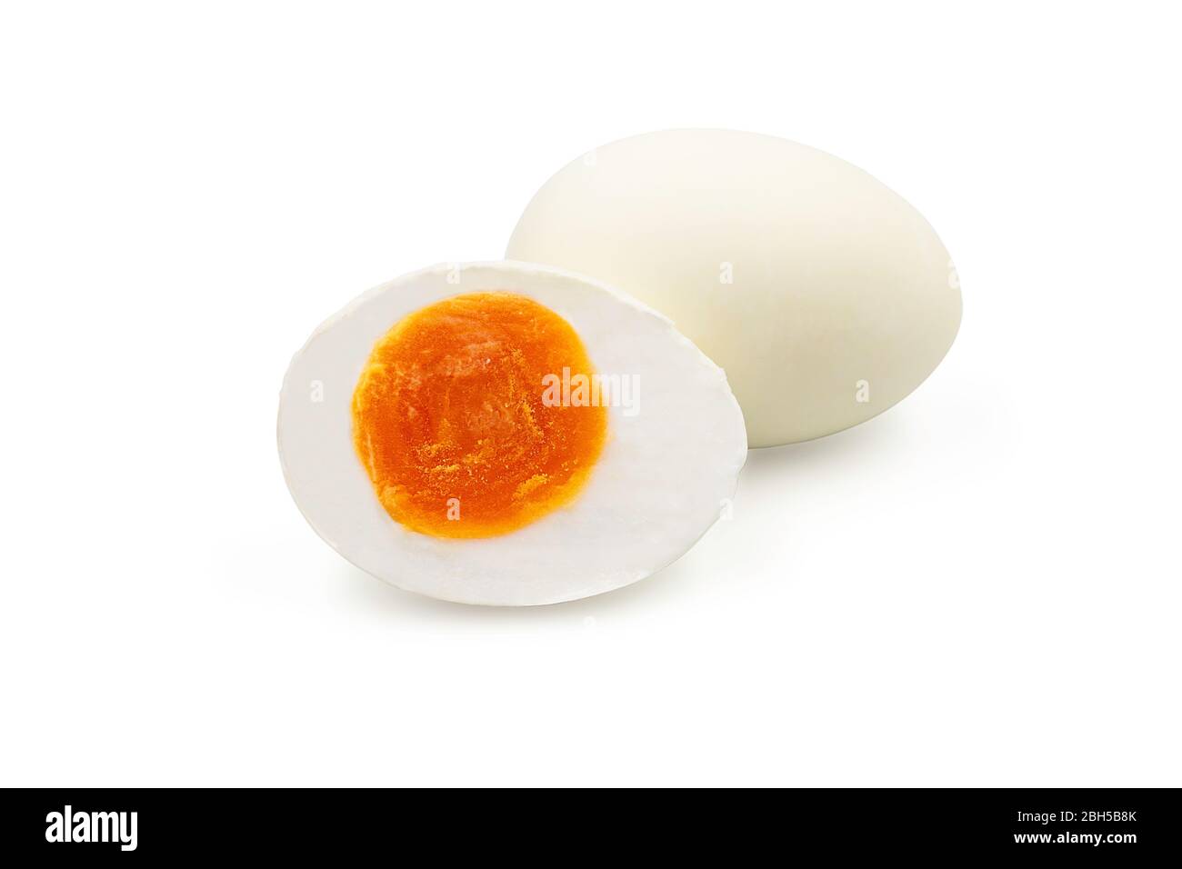 Huevo cocido orgánico salado y medio sobre fondo blanco aislado con ruta de recorte. El huevo de pato salado es la comida tailandesa popular, deliciosa con salados y c Foto de stock