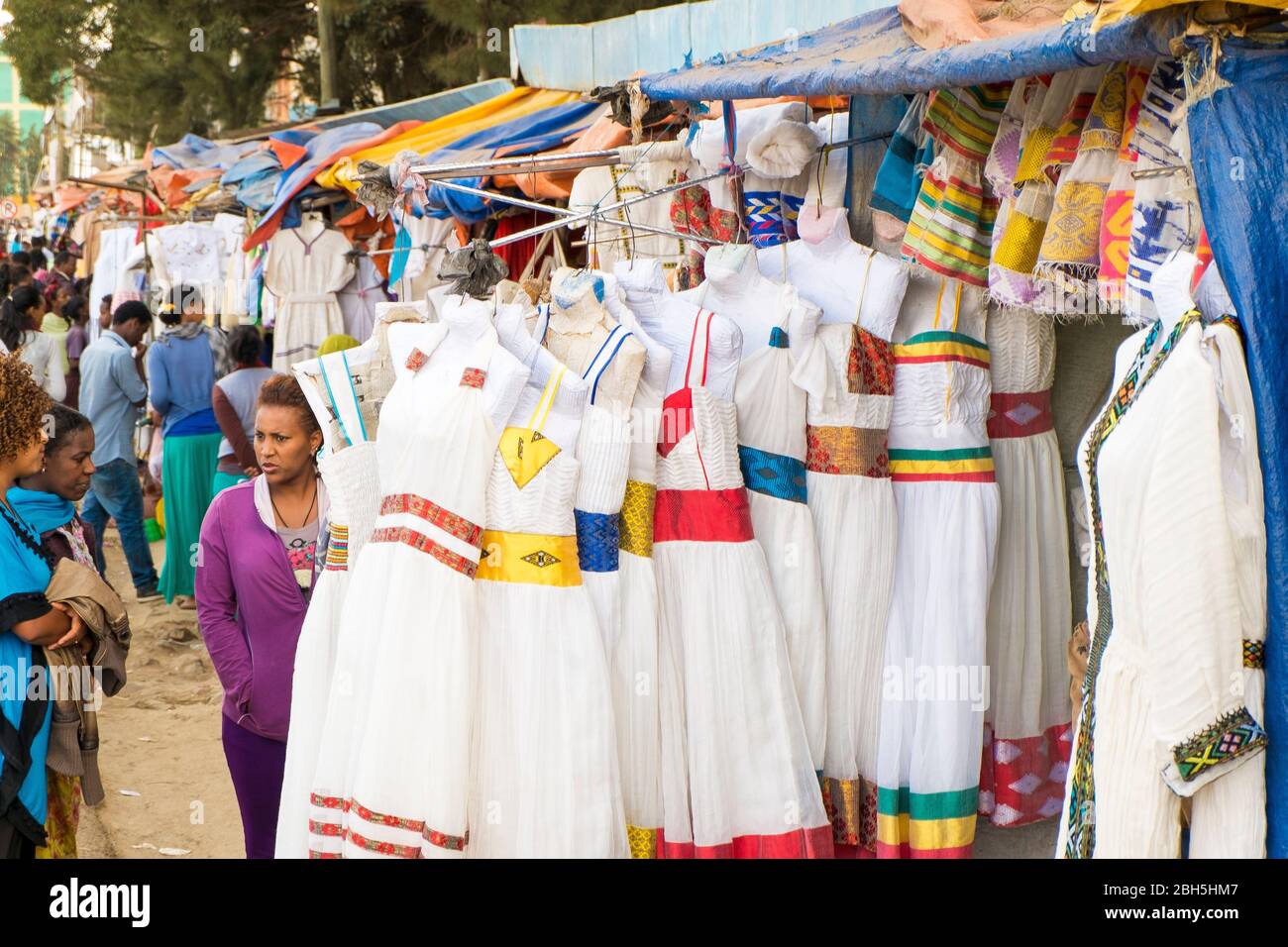 Gente que compra en un mercado de ropa al aire libre que vende vestidos  cerca de Addis Abeba. En Etiopía, África Fotografía de stock - Alamy