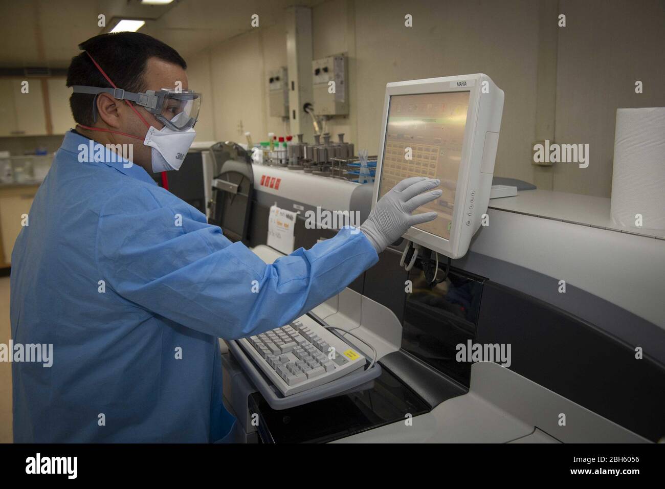 NUEVA YORK (21 de abril de 2020) Hospital Corpsman 3rd Class Dennis Matos realiza control de calidad en maquinaria en el laboratorio central a bordo del buque del hospital USNS Comfort (T-AH 20). Comfort cuida a los pacientes críticos y no críticos sin tener en cuenta su estado COVID-19. Comfort está trabajando con Javits New York Medical Station como un sistema integrado para aliviar el sistema médico de la ciudad de Nueva York, en apoyo del apoyo de Defensa de las autoridades Civiles del comando Norte de los Estados Unidos como respuesta a la pandemia de COVID-19. Crédito: Storms Media Group/Alamy Live News Foto de stock