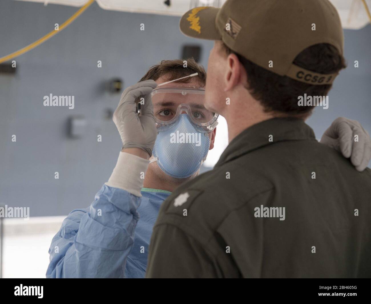 NUEVA YORK (20 de abril de 2020) UN miembro de servicio asignado a la Estación médica de Javits de Nueva York comprueba un crédito COVID-19: Storms Media Group/Alamy Live News Foto de stock