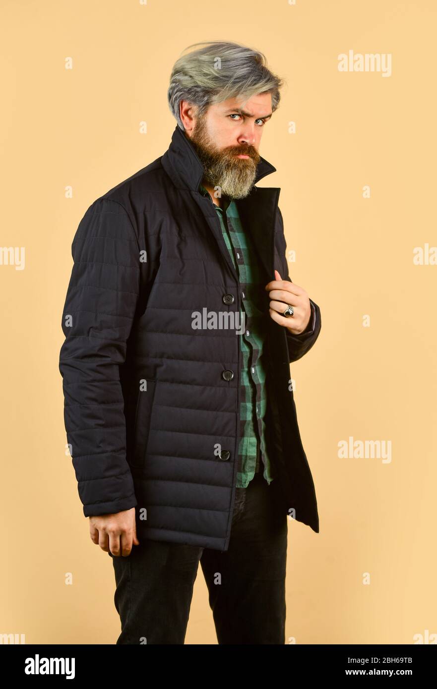 Para una vida exitosa. Moda de invierno. Tipo vestir chaqueta de invierno  negro. Elegante y cómodo. Invierno ropa de hombre con estilo. Hombre  barbudo stand cálido negro chaqueta parka. Ropa de invierno.