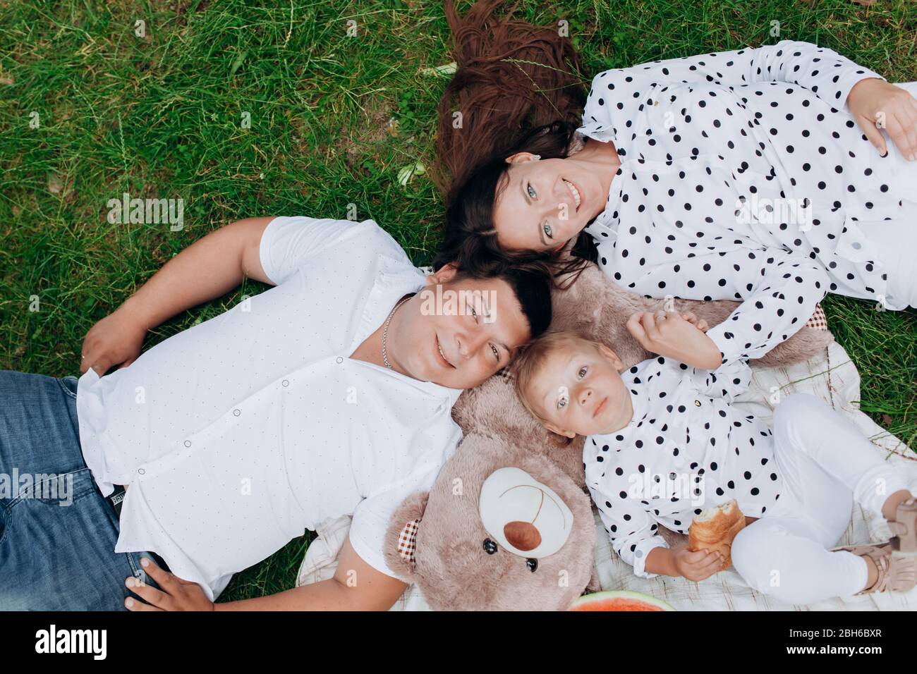 Mama Papa E Hija Acostada En El Picnic Con Oso De Peluche El Concepto De Vacaciones De Verano Dia De La Madre Del Padre Del Bebe Familia Pasando Tiempo Juntos Fotografia De Mama Papa E Hija Acostada En El Picnic Con Oso De Peluche El Concepto De Vacaciones De Verano Dia De La Madre Del Padre Del Bebe Familia Pasando Tiempo Juntos Fotografia De