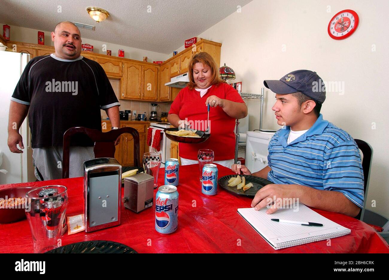 Monte Alto, Texas USA, 11 de diciembre de 2004. Familia en la cocina de