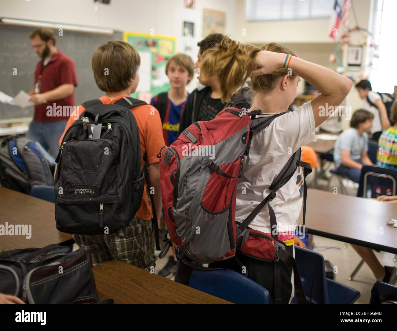 Austin, Texas USA, 28 de mayo de 2009: Los estudiantes de sexto grado con  mochilas pesadas se preparan para salir de clase en la Escuela Intermedia  Kealing en Austin, TX. No hay