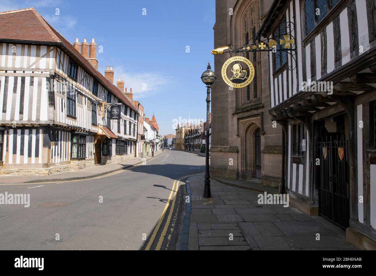 High Street en Stratford-upon-Avon, Reino Unido. La escuela y el Guildhall de Shakespeare están a la derecha. Fotografiado durante el bloqueo del Coronavirus Foto de stock