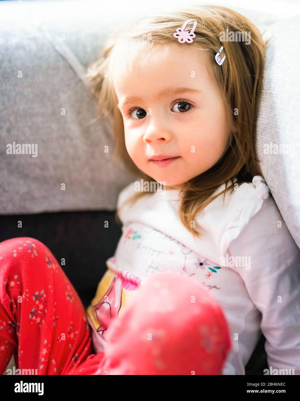 Retrato de un niño muy dulce con ojos grandes. niña de 2 años. Concepto de  desarrollo del bebé Fotografía de stock - Alamy