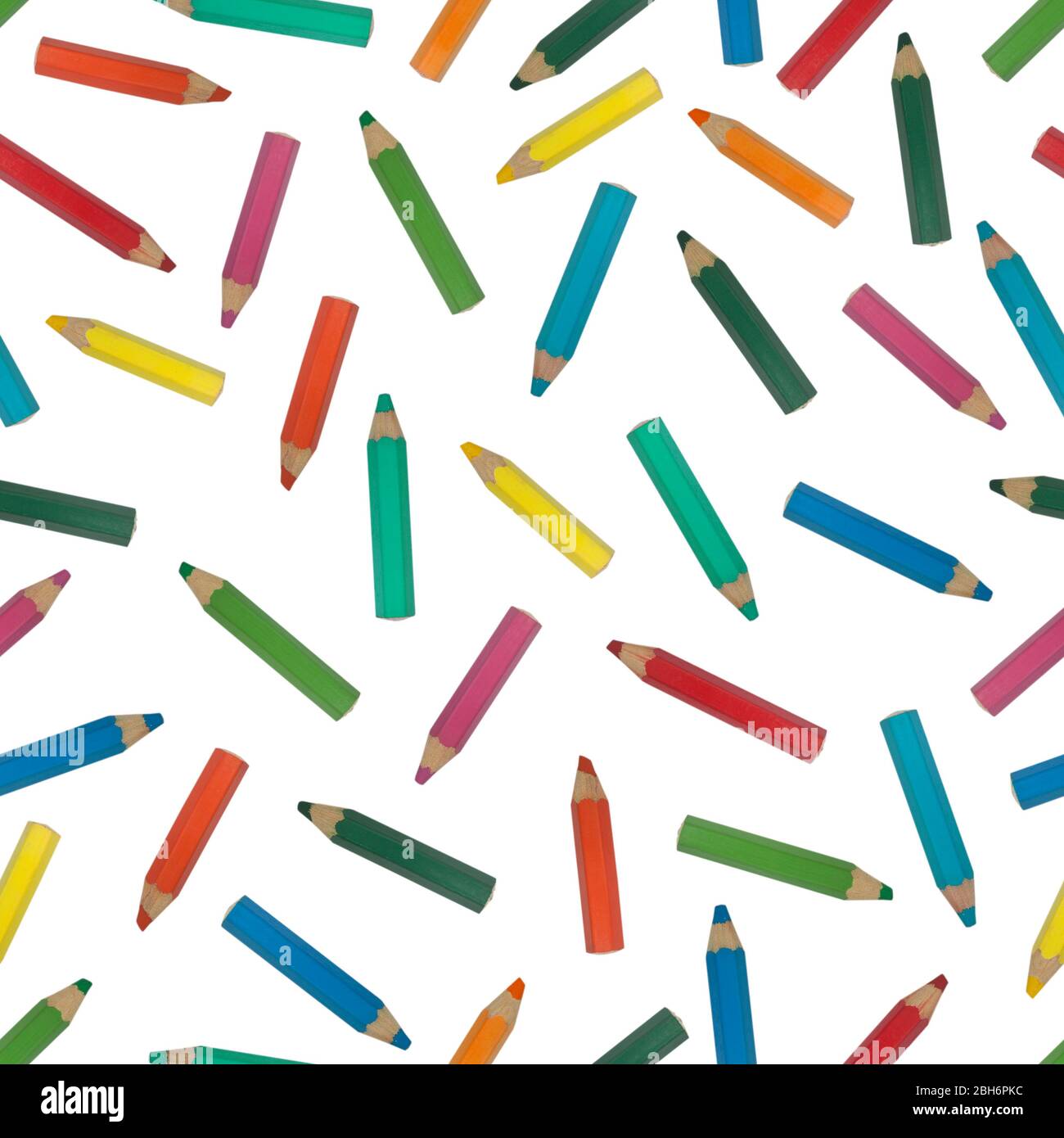 Patrón sin costuras de lápices de colores variados aislados sobre fondo blanco Foto de stock