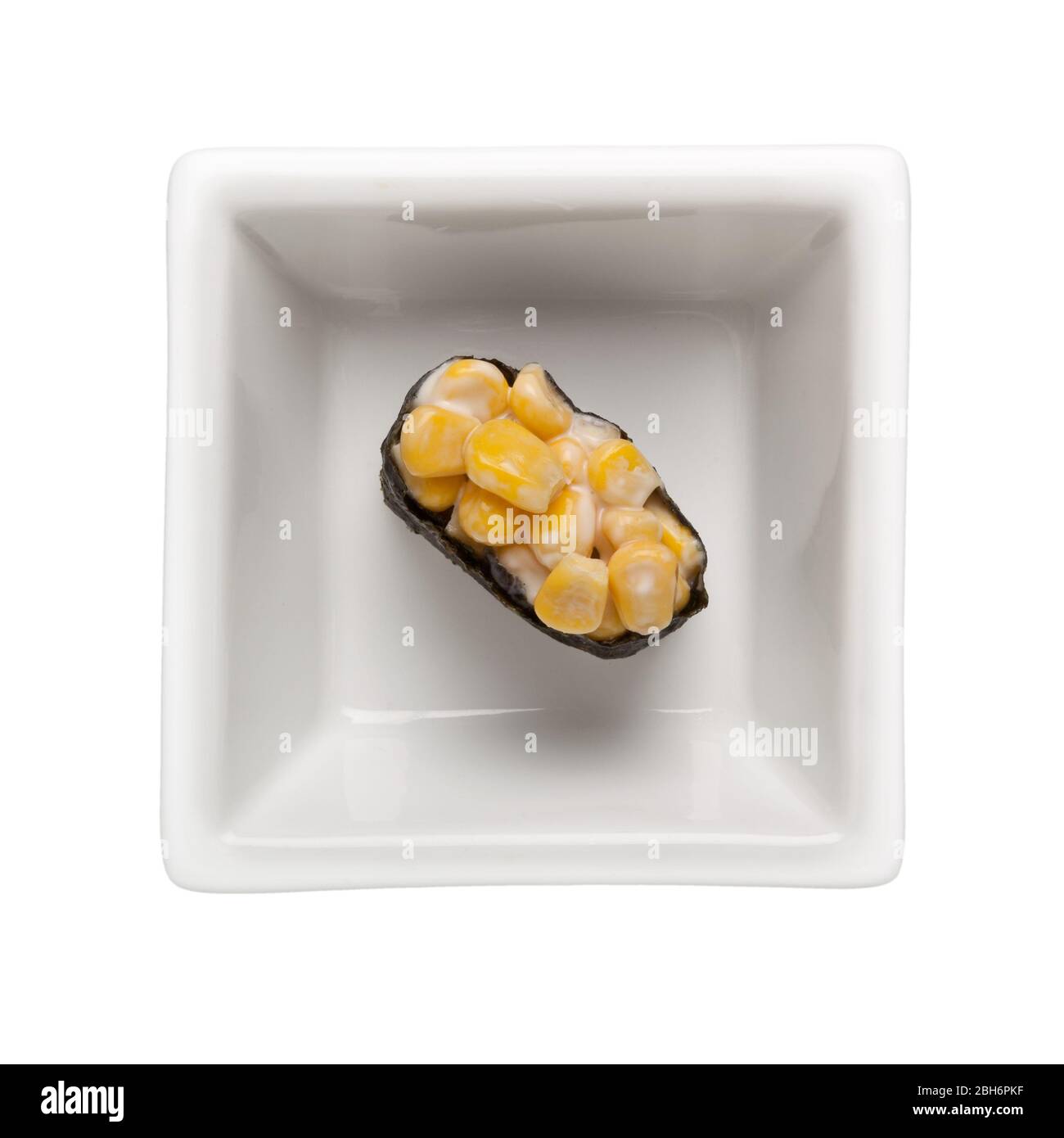 Sushi - maíz mayo gunkan en un cuenco cuadrado aislado sobre fondo blanco; Foto de stock