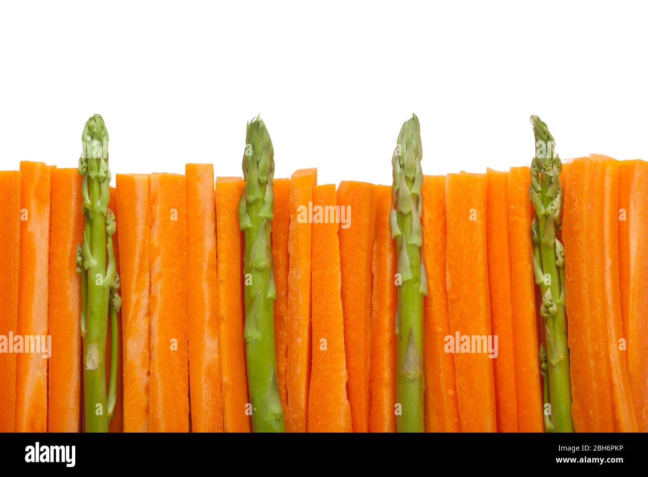 Cerca hecha de palos de zanahoria y espárragos aislados sobre fondo blanco Foto de stock