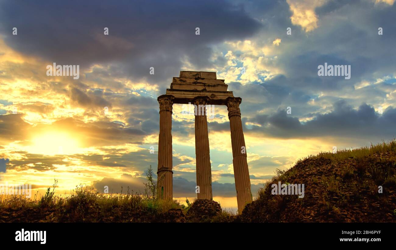 Roma, Italia - 28 de abril de 2019 - Vista de las famosas columnas de ruinas romanas al amanecer en Roma Foto de stock