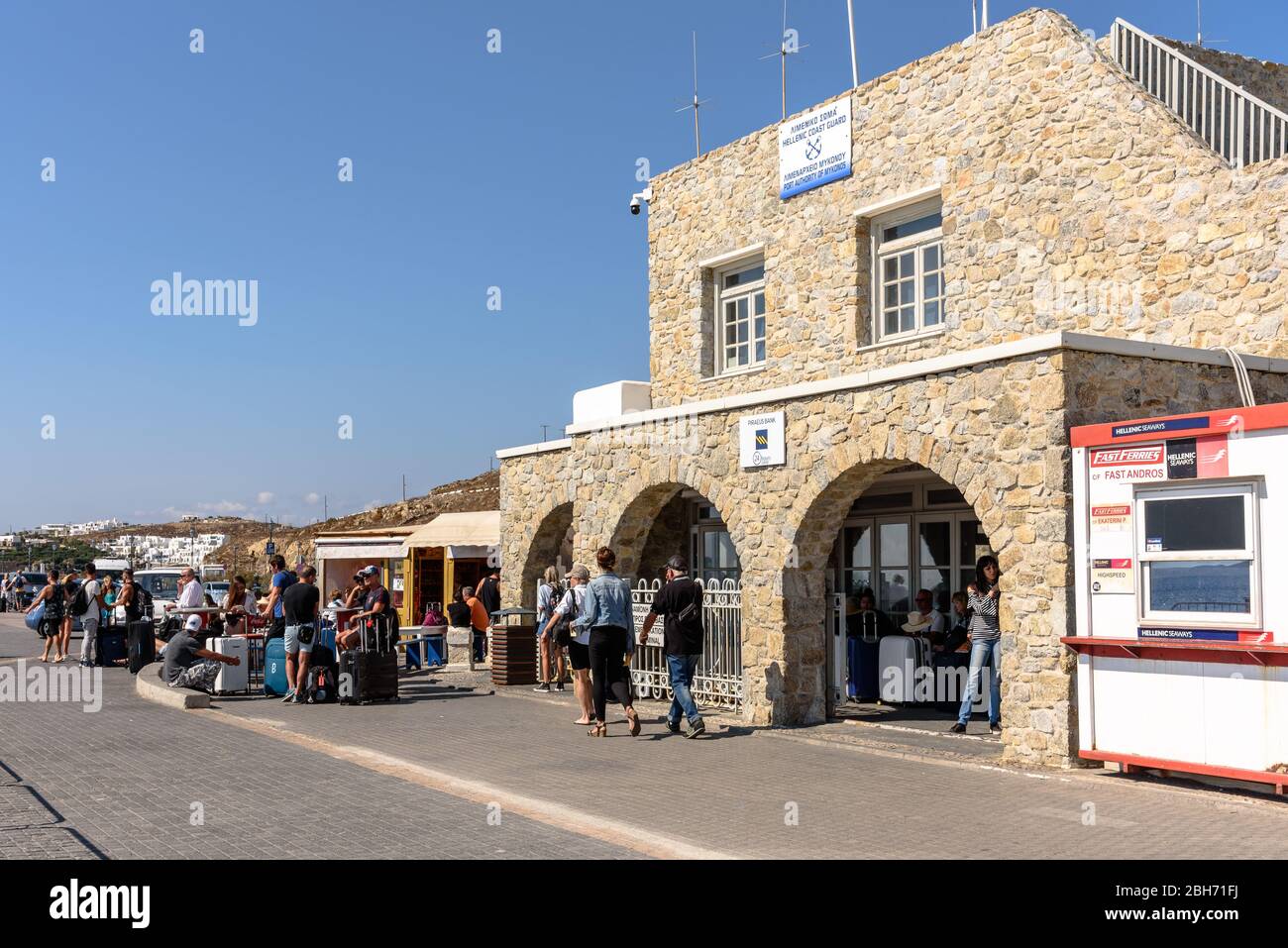 La terminal de pasajeros del ferry en el puerto nuevo de Mykonia en Mykonos Foto de stock