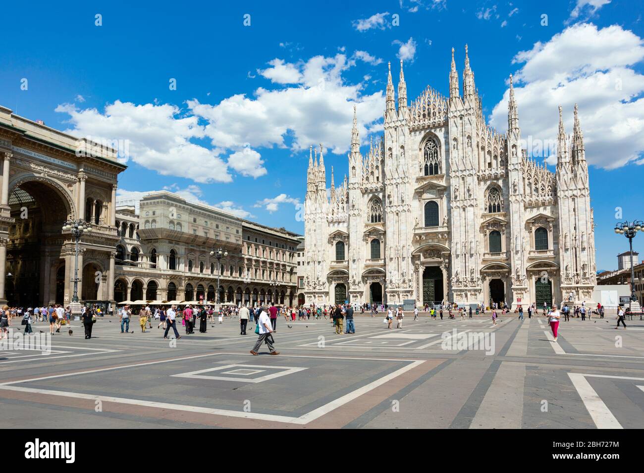Milán, provincia de Milán, Lombardía, Italia. El Duomo, o catedral, en la Piazza del Duomo. Foto de stock