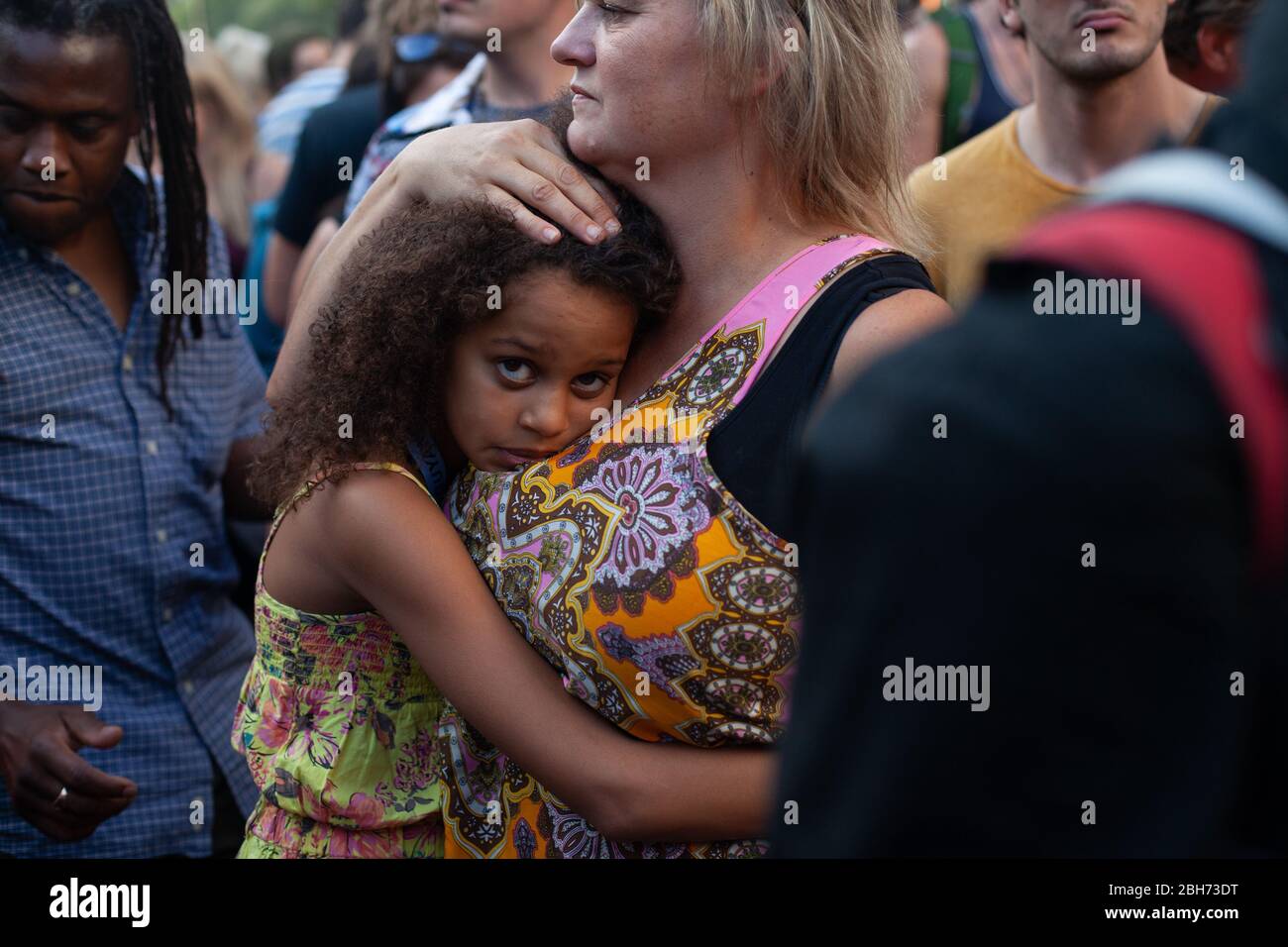 LONDRES, REINO UNIDO – 26 DE AGOSTO de 2013: Madre sostiene a su hija entre la multitud en Ledbury Road durante el carnaval en Notting Hill Foto de stock
