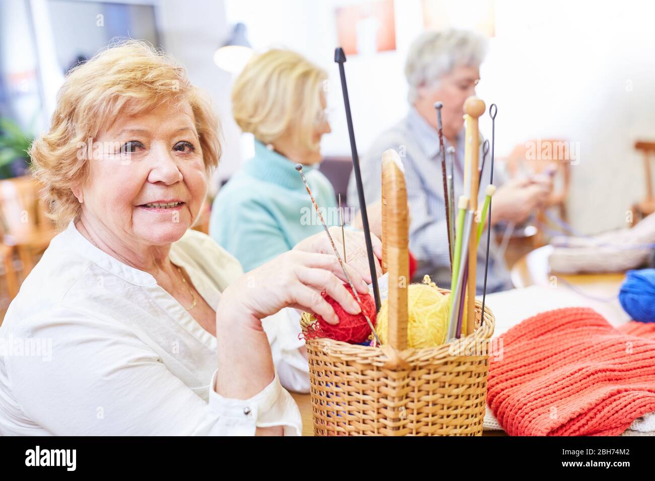 Anciana con tejer en un curso de artesanía como terapia ocupacional Foto de stock