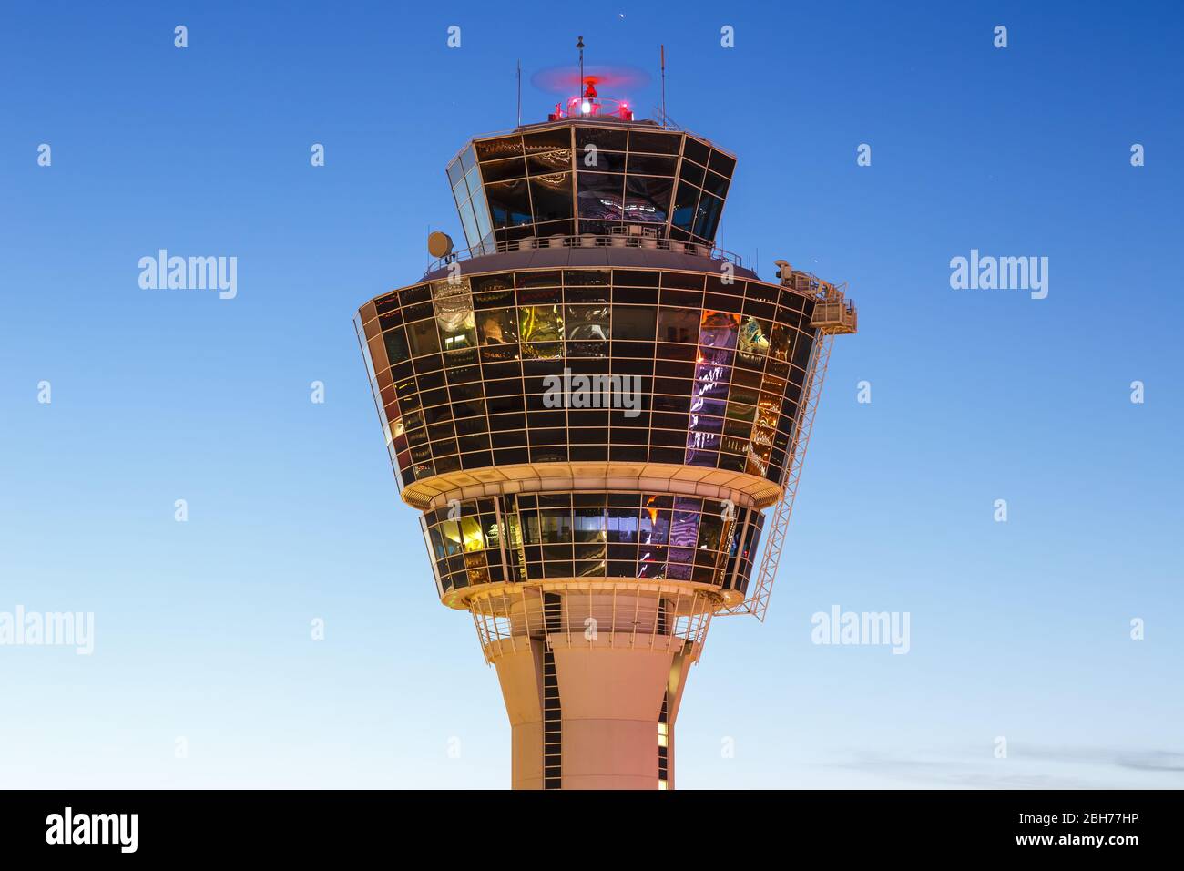 Munich, Alemania – 26 de octubre de 2019: Torre en el aeropuerto de Munich (MUC) en Alemania. Foto de stock